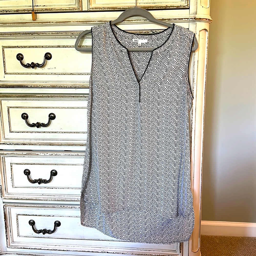 Black and white sleeveless tunic blouse, size Medium
